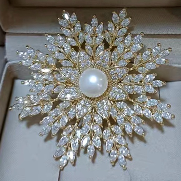 Snowflake Gold Plated Copper Brooch Snowflake Zircon Stone Brooch Pin - Picture 8 of 9